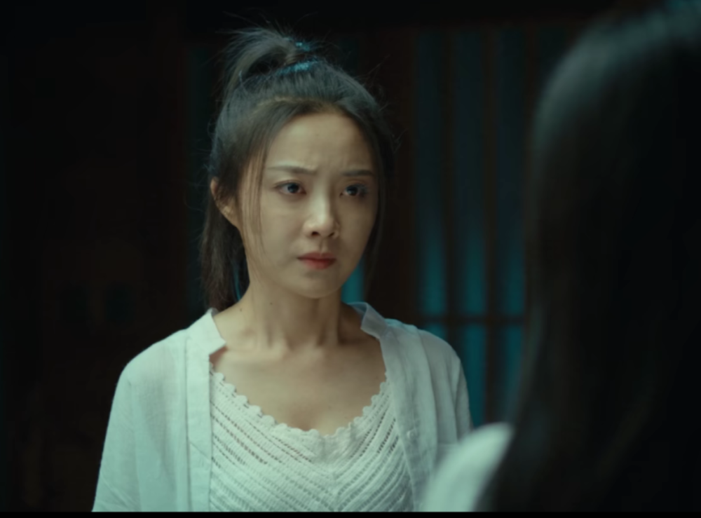 直播封面和直播封面是吸引观众点击的关键，好的封面应该清晰表达出你正在玩什么游戏，或者展示出你的个性风格。与此同时，一个有趣、直击主题的直播标题能大大提高你的点击率。例如，如果你正在直播《王者荣耀》，可